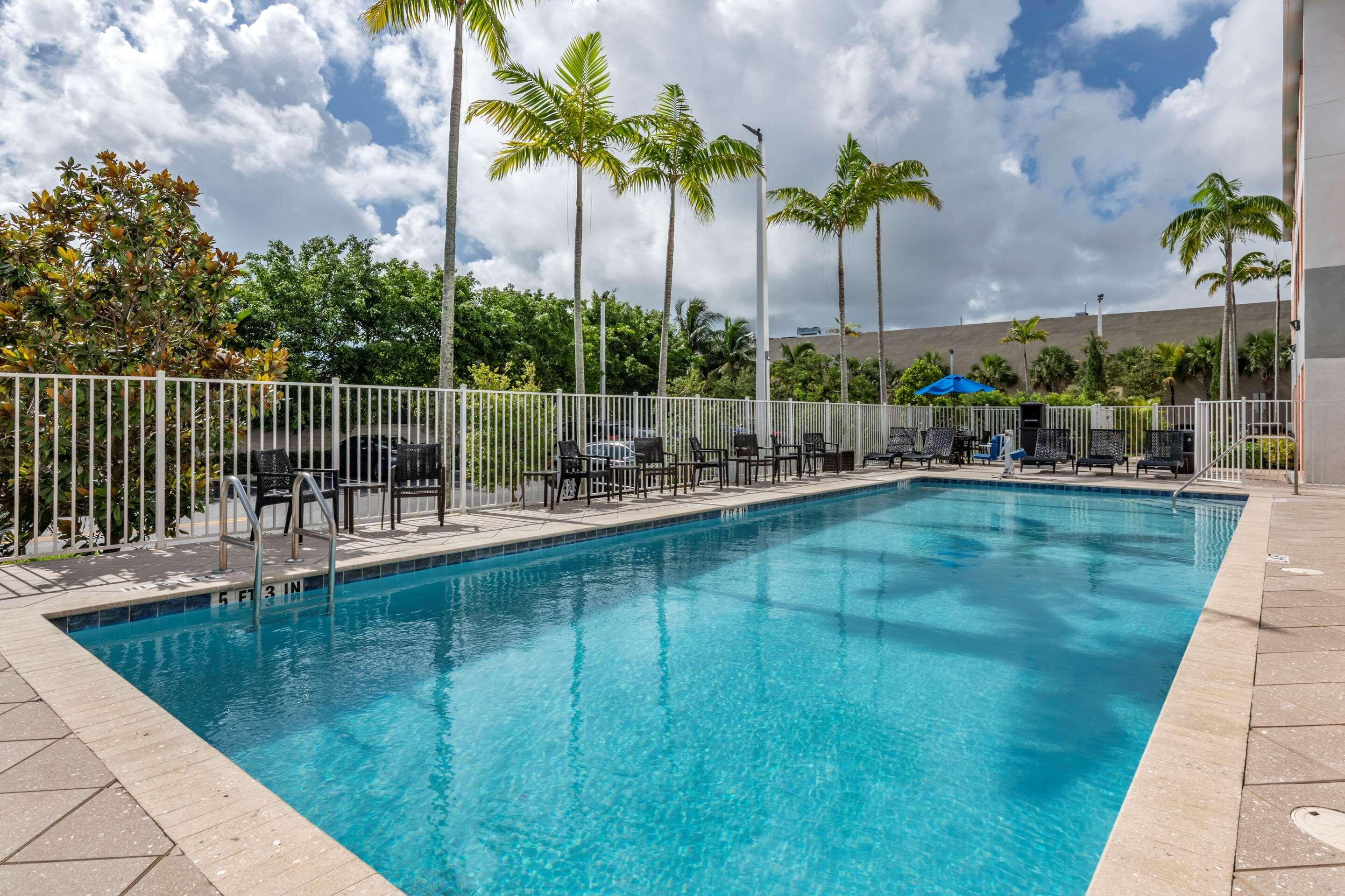 Comfort Suites Fort Lauderdale Airport & Cruise Port Dania Beach Bagian luar foto